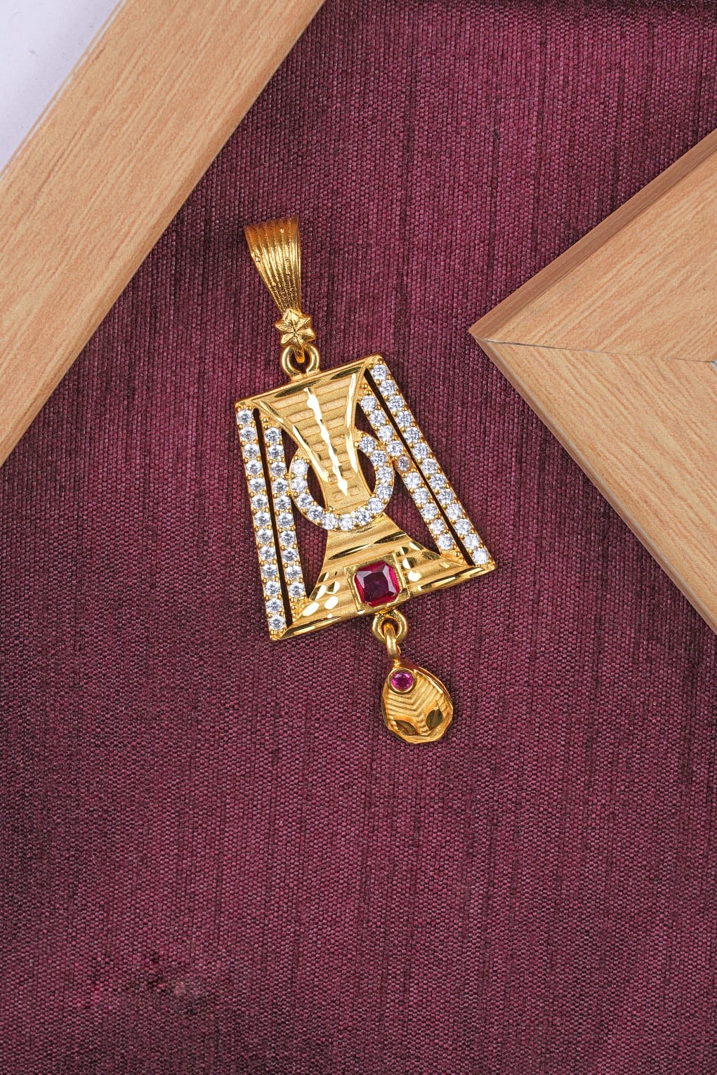 Stylish Daily Wear Forming Micro Gold Plating Pendant Set With Chain