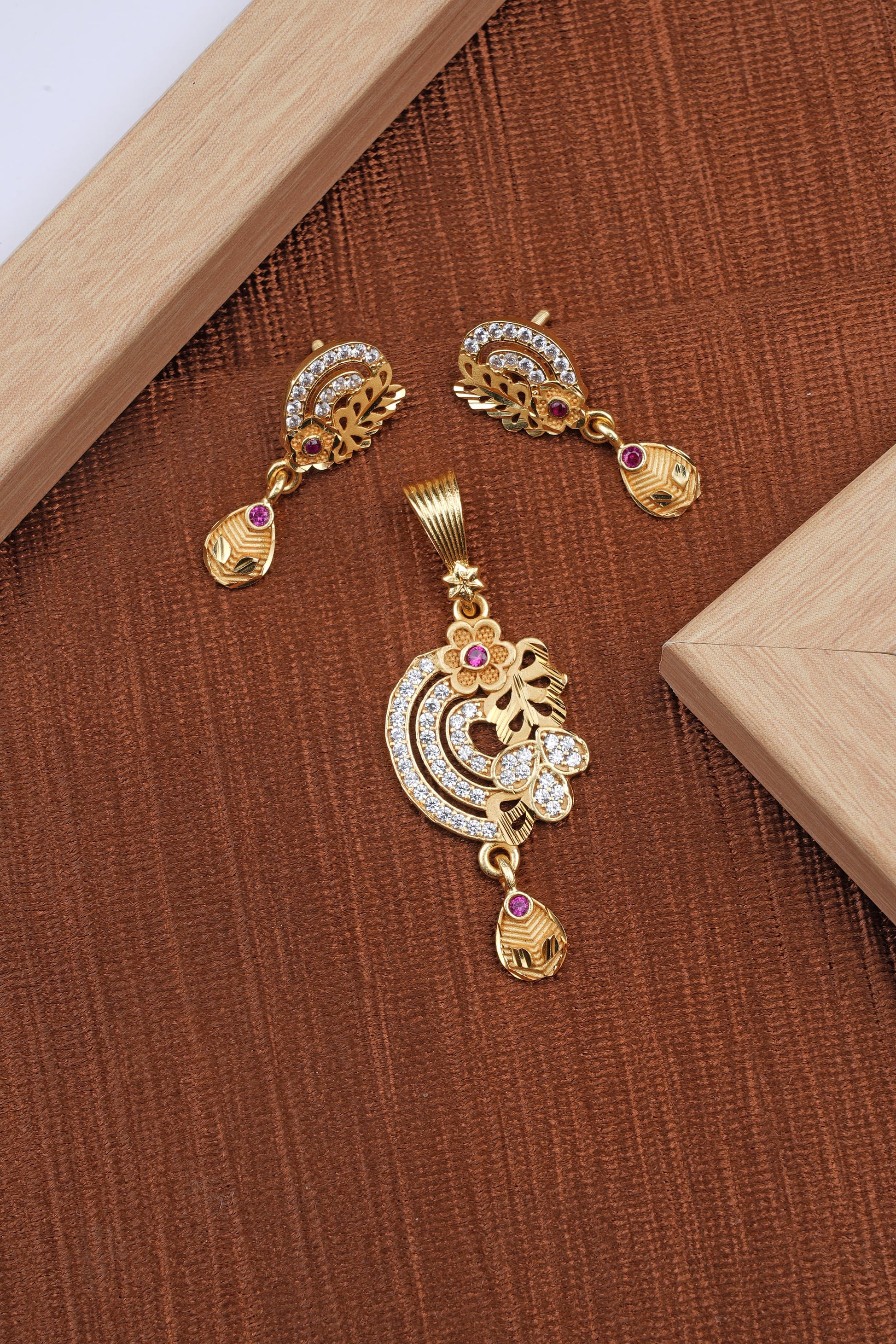 Stylish Daily Wear Forming Micro Gold Plating Pendant Set With Chain