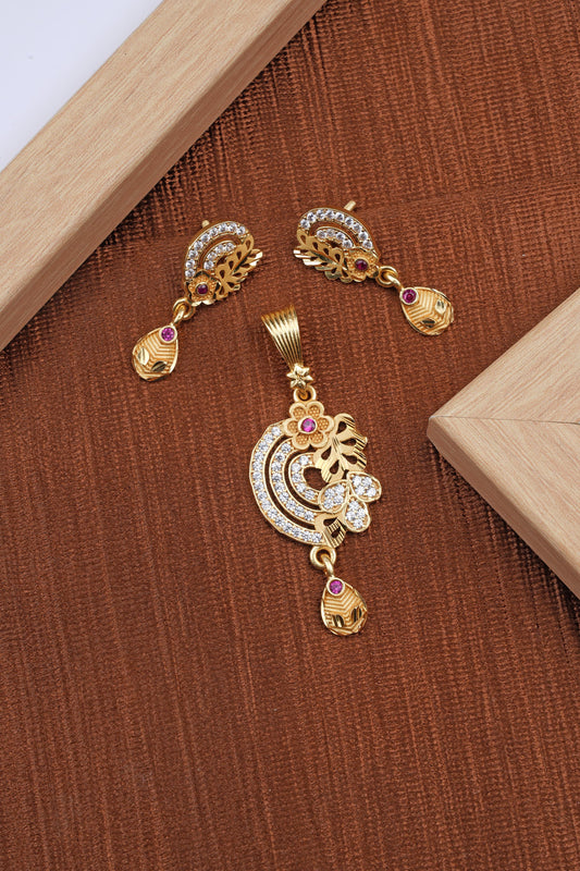 Stylish Daily Wear Forming Micro Gold Plating Pendant Set With Chain