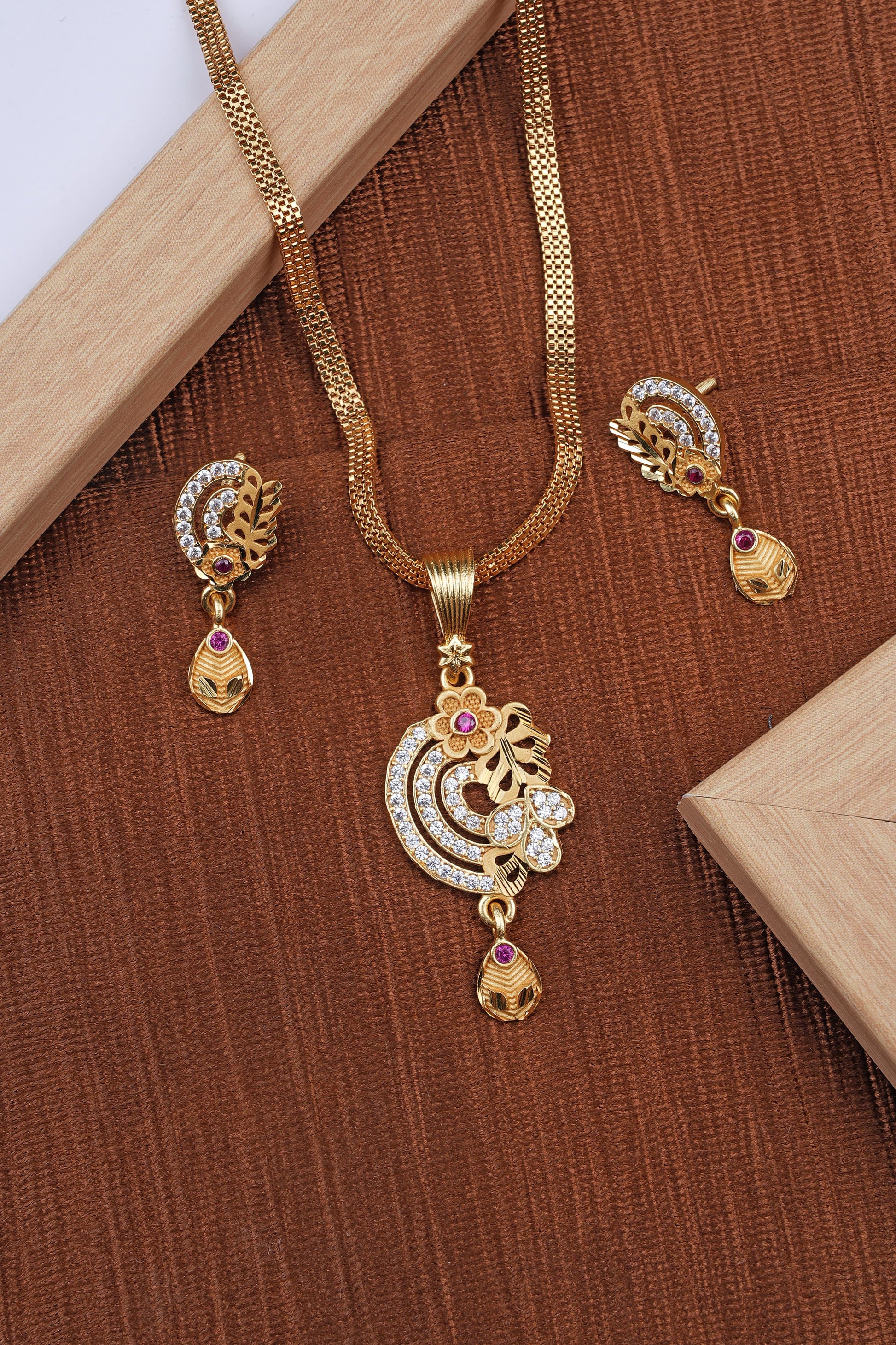 Stylish Daily Wear Forming Micro Gold Plating Pendant Set With Chain