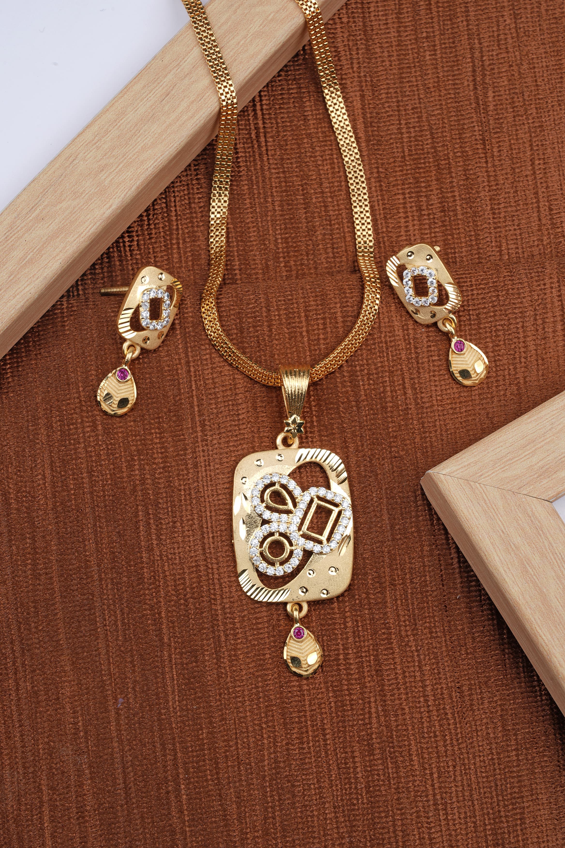 Stylish Daily Wear Forming Micro Gold Plating Pendant Set With Chain