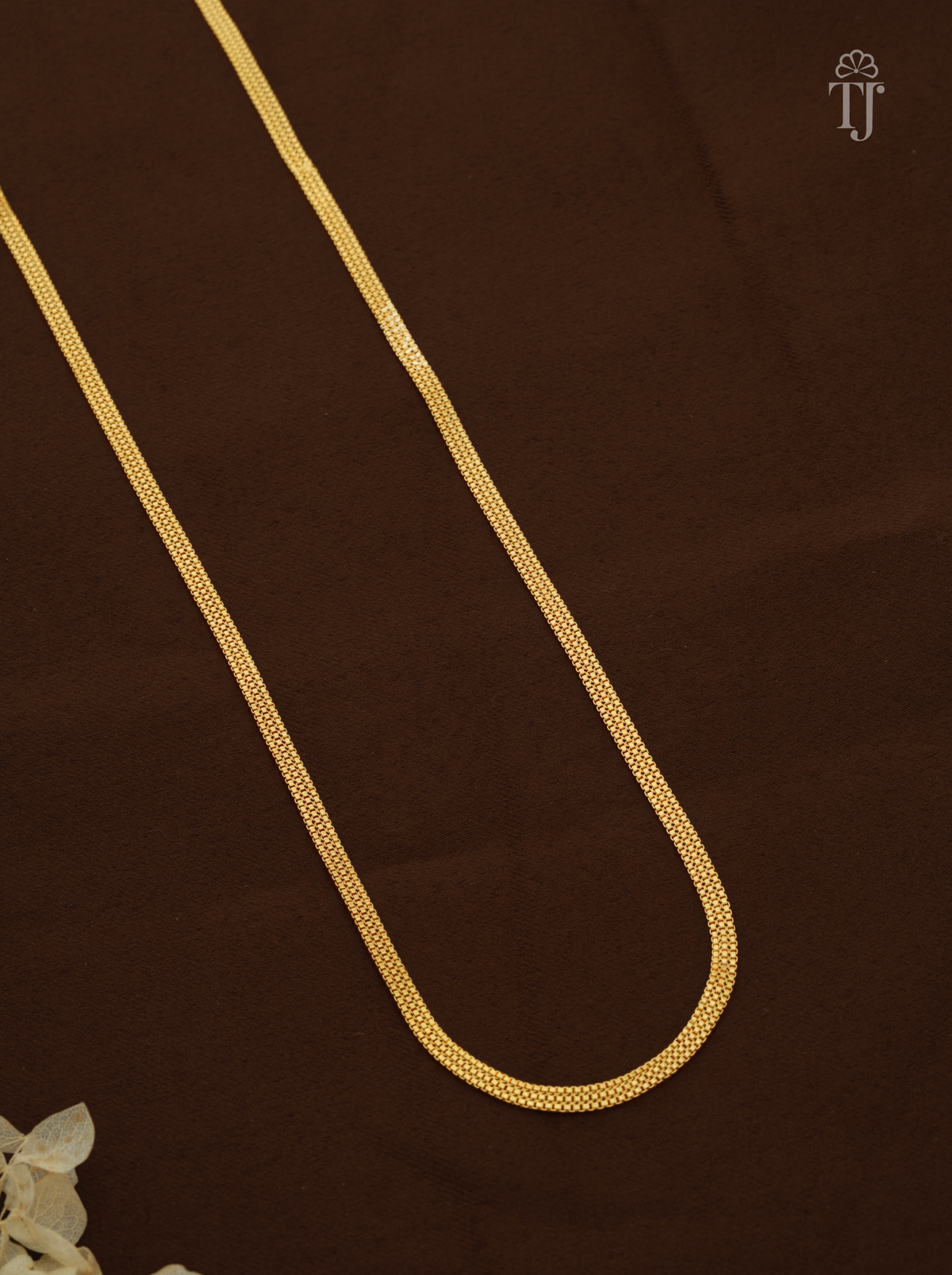 Close view of flat gold plated mesh chain with small links in rows