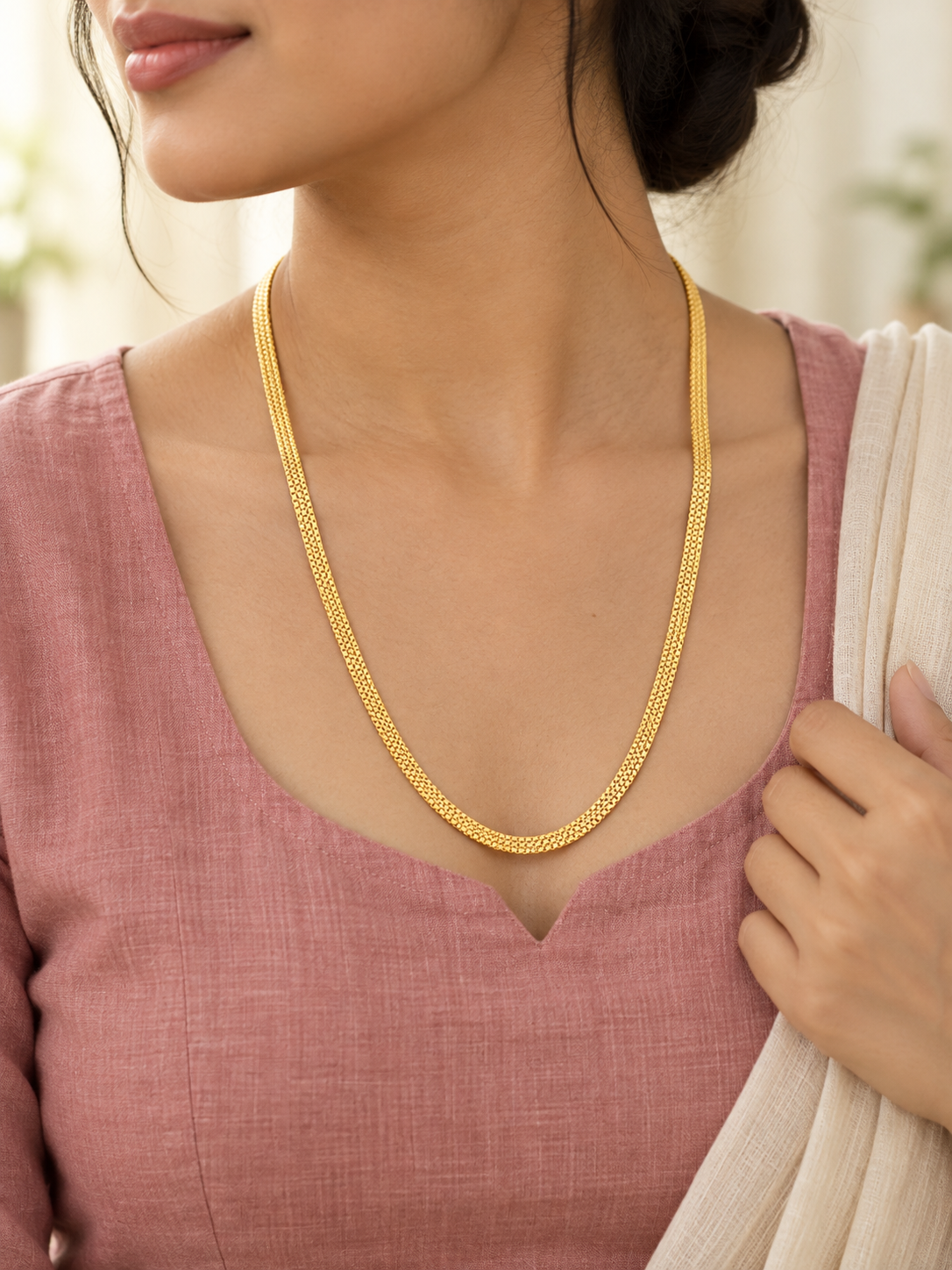 Woman in pink top wearing flat gold plated mesh chain, 55 cm long